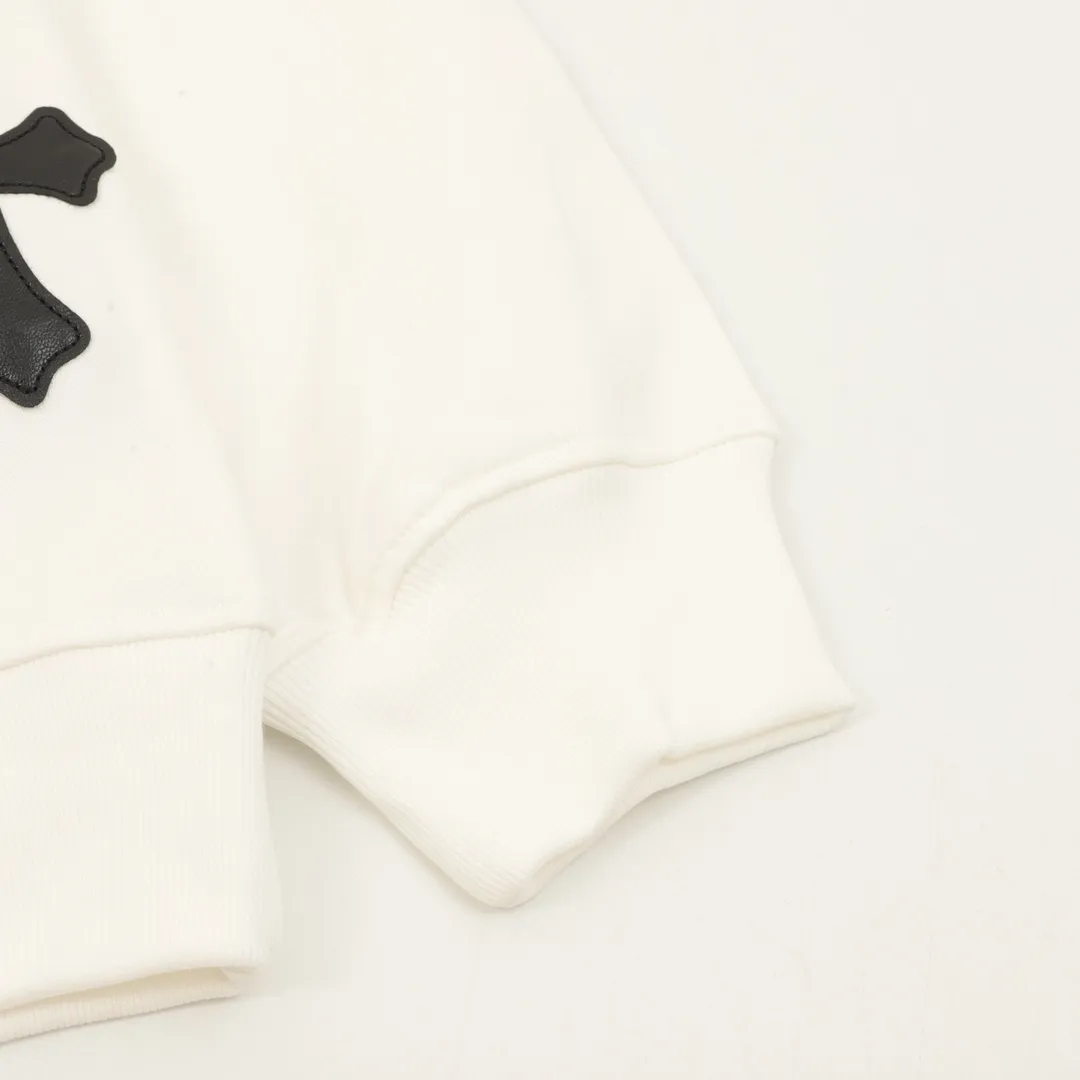 🅿️500 Chrome Hearts/Chrome Hearts 25Fw leather label cross patch embroidered round neck sweatshirt CH24 autumn and winter new leather cross flower cluster sweatshirt, Chrome Hearts has the religious spirit of the Middle Ages, so the cross pattern is indispensable. The cross pattern sewn with the three-dimensional leather label is spread all over the body. The overall clothing is matched with the same color leather label, which looks simple and elegant, and adds a sense of class, which can satisfy the cool style of fashionistas who pursue low-key luxury. 430 grams of 100% cotton terry, no gender restrictions, authentic grade! Color: black, white Size: XS-L